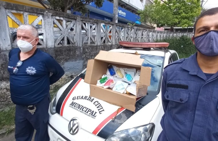 Guarda Municipal apreende perfumes falsificados que eram vendidos por ambulantes irregulares