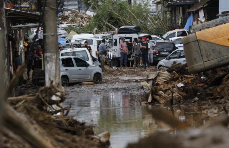 Petrópolis acelera serviços para encerrar limpeza até sexta-feira