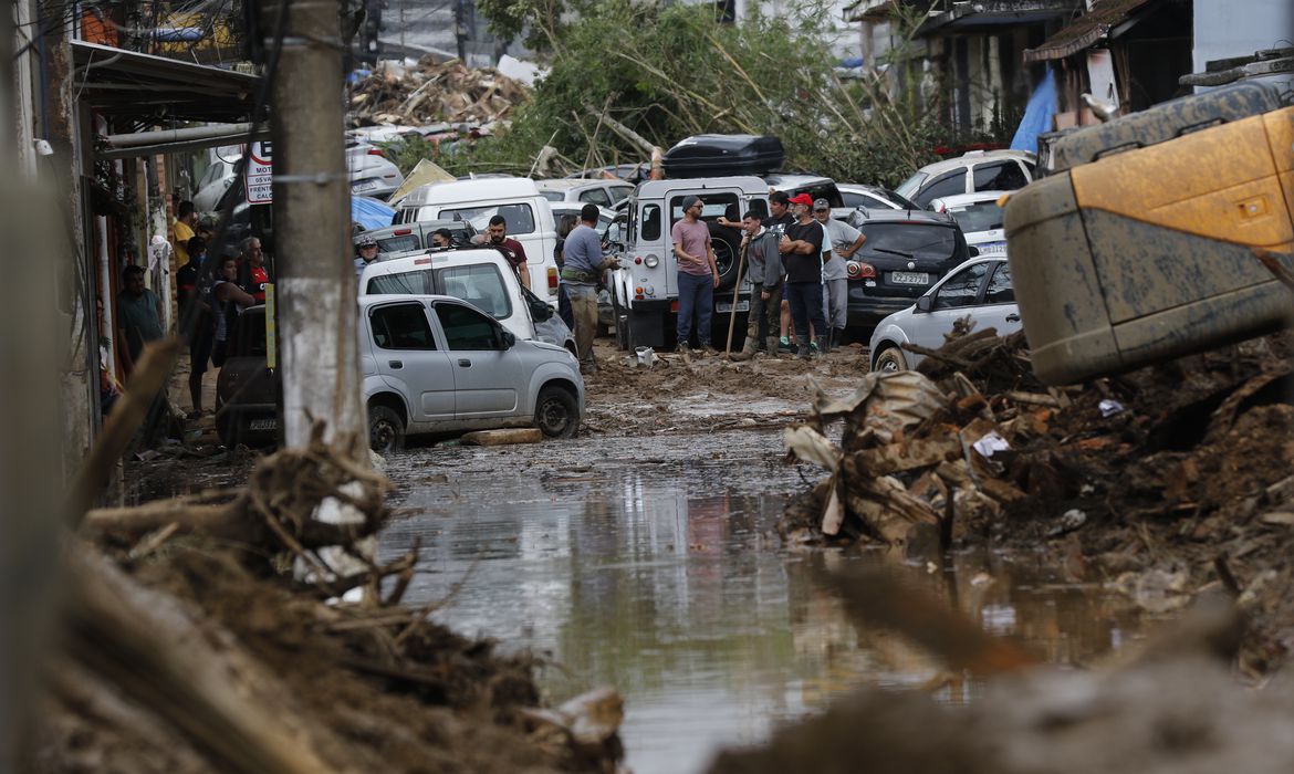 Petrópolis acelera serviços para encerrar limpeza até sexta-feira