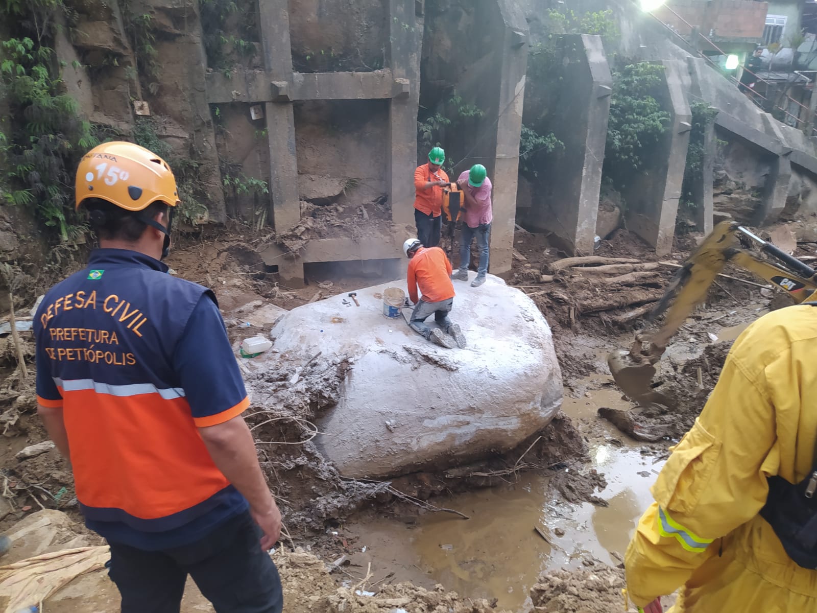 Defesa Civil detona pedra no Alto da Serra para a liberação de área e continuidade das buscas