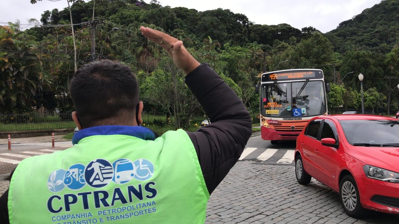 Com caos no trânsito, após retorno das aulas presenciais, CPTrans coloca mais agentes na rua