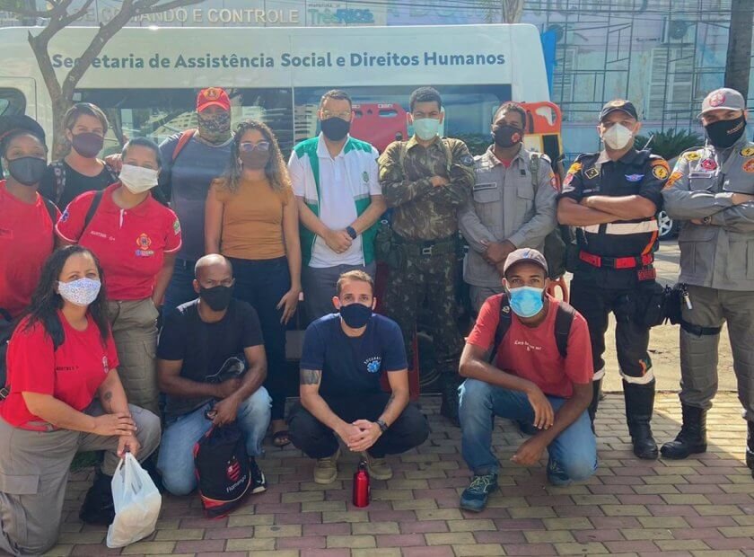 Bombeiros de Três Rios e equipe da Assistência Social vão a Petrópolis auxiliar vítimas das chuvas