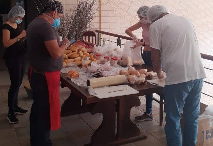 Restaurantes oferecem alimentação e hotéis dão hospedagens em apoio às vítimas das chuvas em Petrópolis