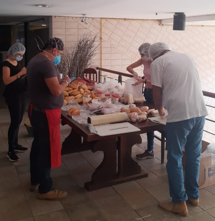 Restaurantes oferecem alimentação e hotéis dão hospedagens em apoio às vítimas das chuvas em Petrópolis