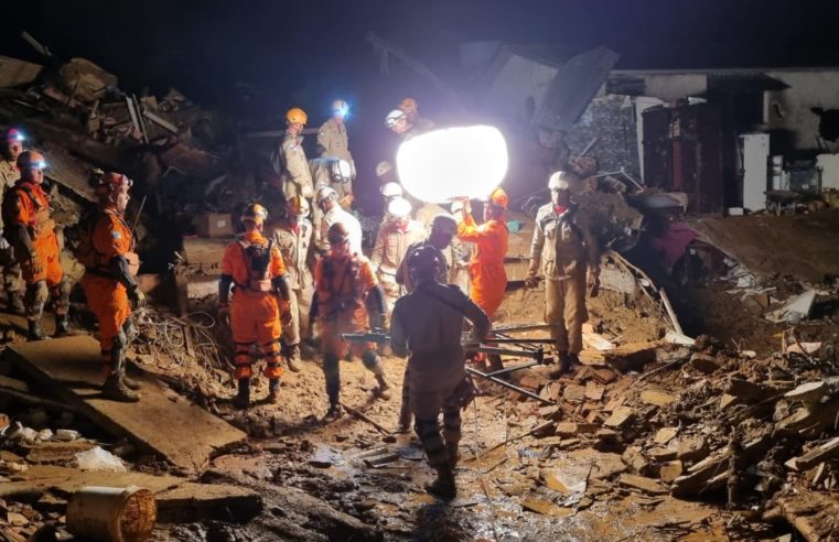 Comandante-geral do Corpo de Bombeiros acompanha buscas na Vila Felipe, em Petrópolis