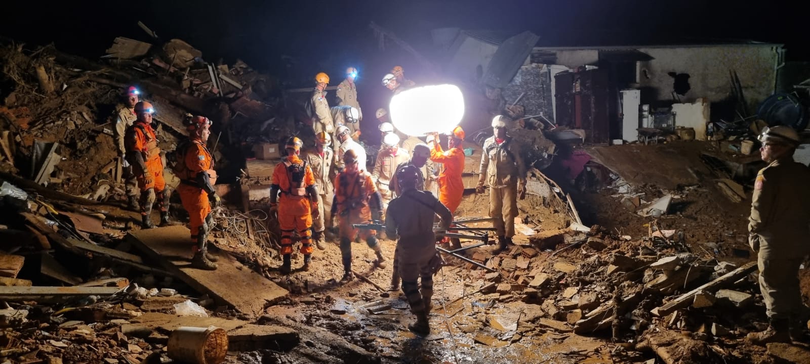 Comandante-geral do Corpo de Bombeiros acompanha buscas na Vila Felipe, em Petrópolis