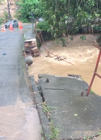 Rua Bingen tem trecho interditado em meia pista e tráfego proibido para veículos de grande porte