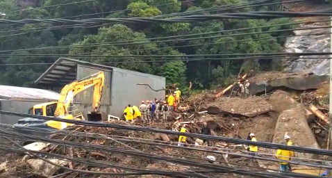 Sobe para 204 número de mortos em Petrópolis