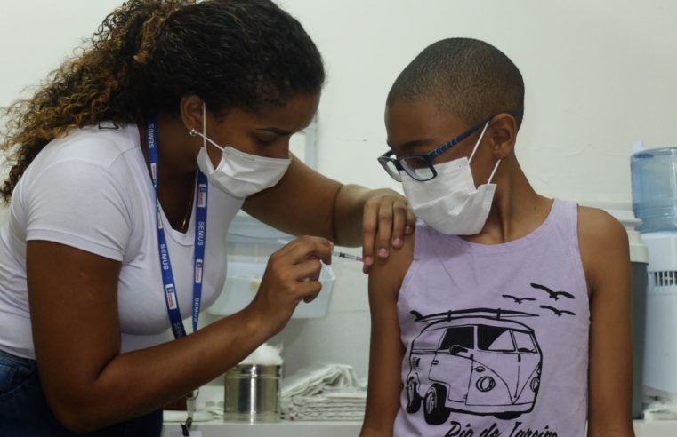 Crianças de 8 anos seguem sendo vacinadas contra Covid-19 nesta quinta-feira (03) em Nova Iguaçu