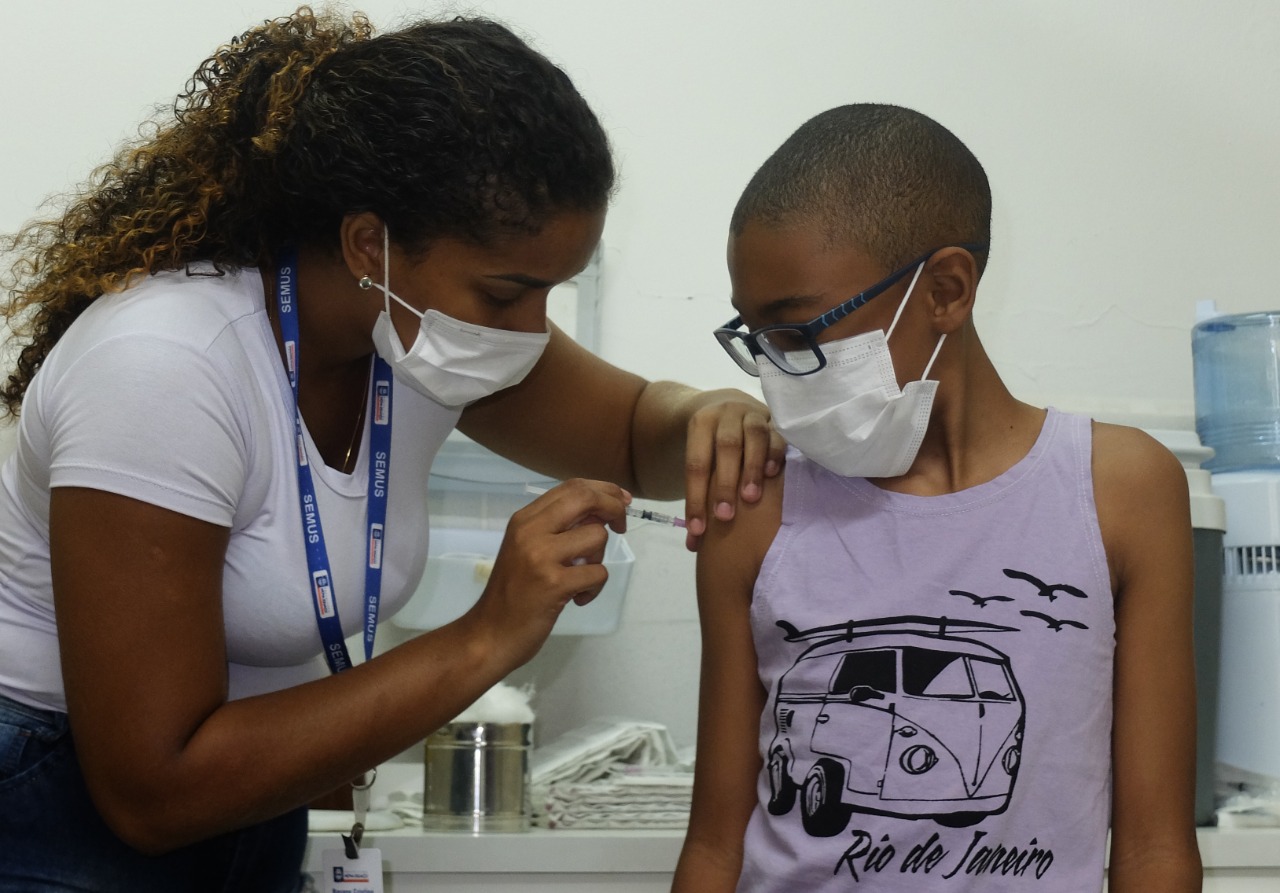 Crianças de 8 anos seguem sendo vacinadas contra Covid-19 nesta quinta-feira (03) em Nova Iguaçu
