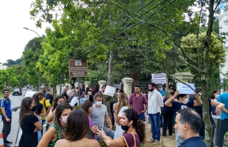 Pais se manifestam em frente a Prefeitura pelo retorno das aulas presenciais