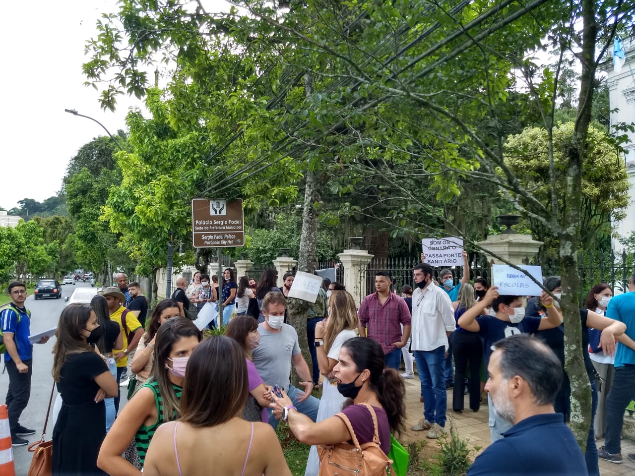 Pais se manifestam em frente a Prefeitura pelo retorno das aulas presenciais