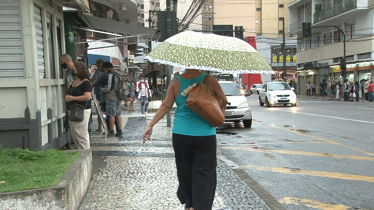 Chuva provoca interdição de sete casas em Araras e uma no Quissamã. Famílias estão em residências de parentes