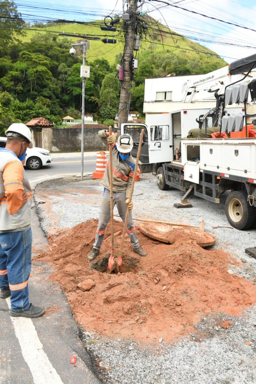 Poste é remanejado para possibilitar a nova entrada do Carangola