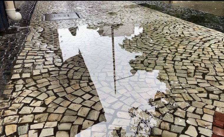 Poças de água causam problemas no Centro de Petrópolis