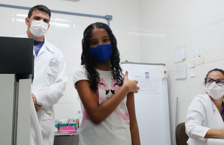 Nesta quinta-feira (10) crianças de 5 a 11 anos, adolescentes e adultos seguem sendo vacinados contra COVID-19 em Nova Iguaçu