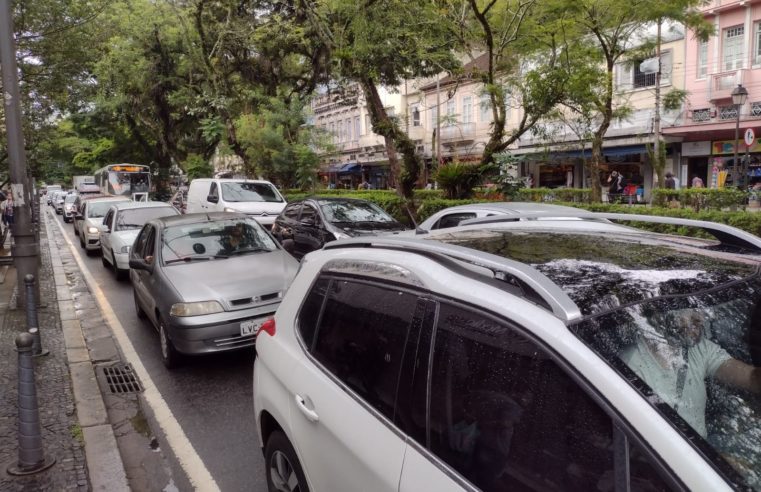 Trânsito intenso em Petrópolis prejudica motoristas e usuários do transporte público