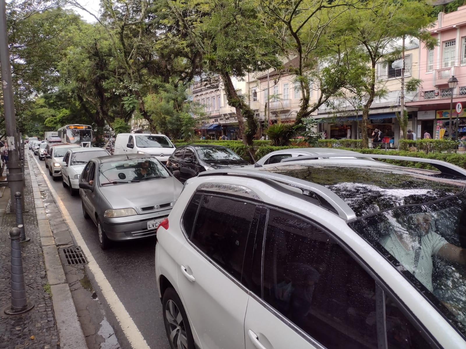 Trânsito intenso em Petrópolis prejudica motoristas e usuários do transporte público