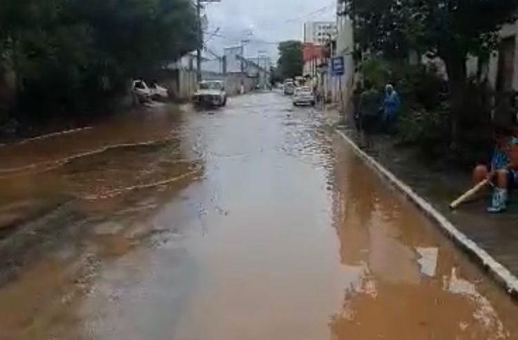 Pontes do Sesi e do Independência, em Três Rios, são interditadas devido a cheia do Rio Paraíba do Sul