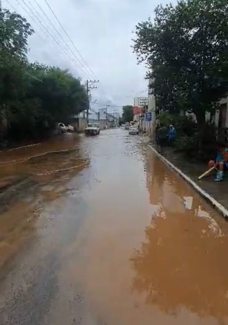 Pontes do Sesi e do Independência, em Três Rios, são interditadas devido a cheia do Rio Paraíba do Sul