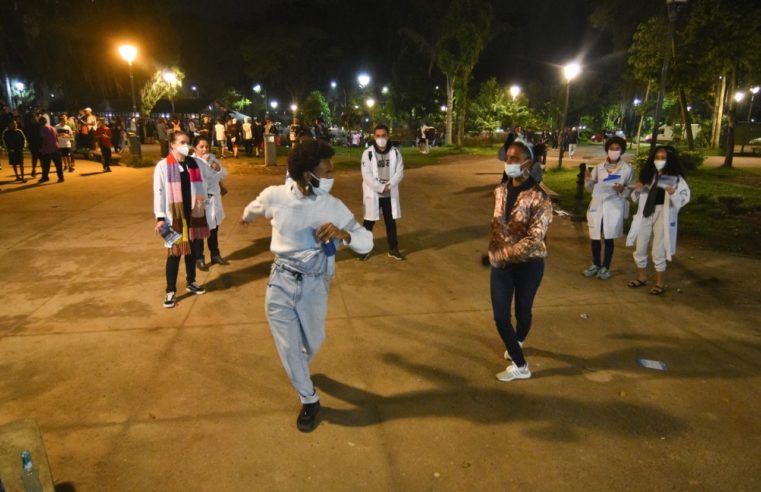 Equipes da Saúde e da Cultura fazem ação na Rua 13 de maio e Praça da Liberdade em Petrópolis