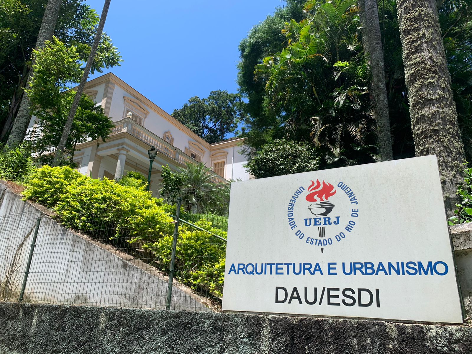 Seis anos após interdição, casa que abrigaria UERJ em Petrópolis, segue fechada
