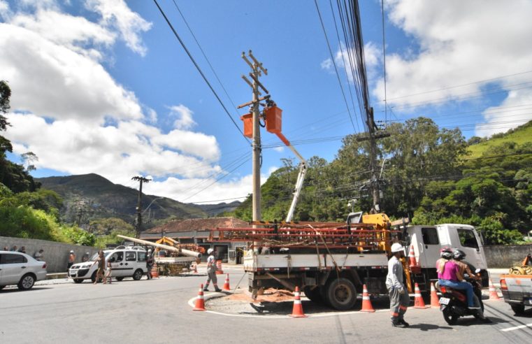 Novos postes são instalados na entrada do Carangola