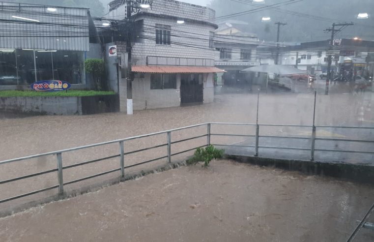 Rua Coronel Veiga tem trecho interditado em função de inundação causada pela chuva que afeta a cidade no momento
