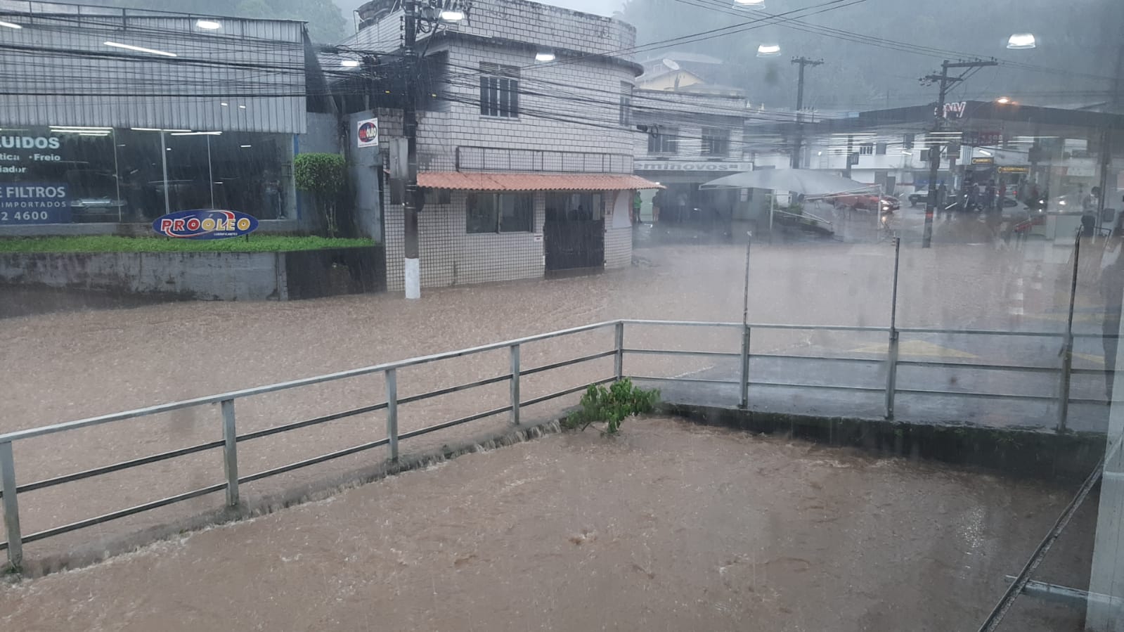 Rua Coronel Veiga tem trecho interditado em função de inundação causada pela chuva que afeta a cidade no momento