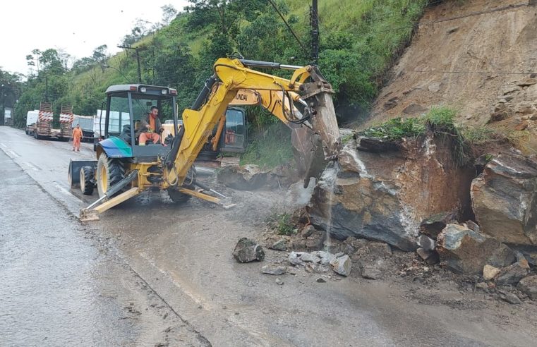 Concer trabalha na retirada de barreira na BR-040