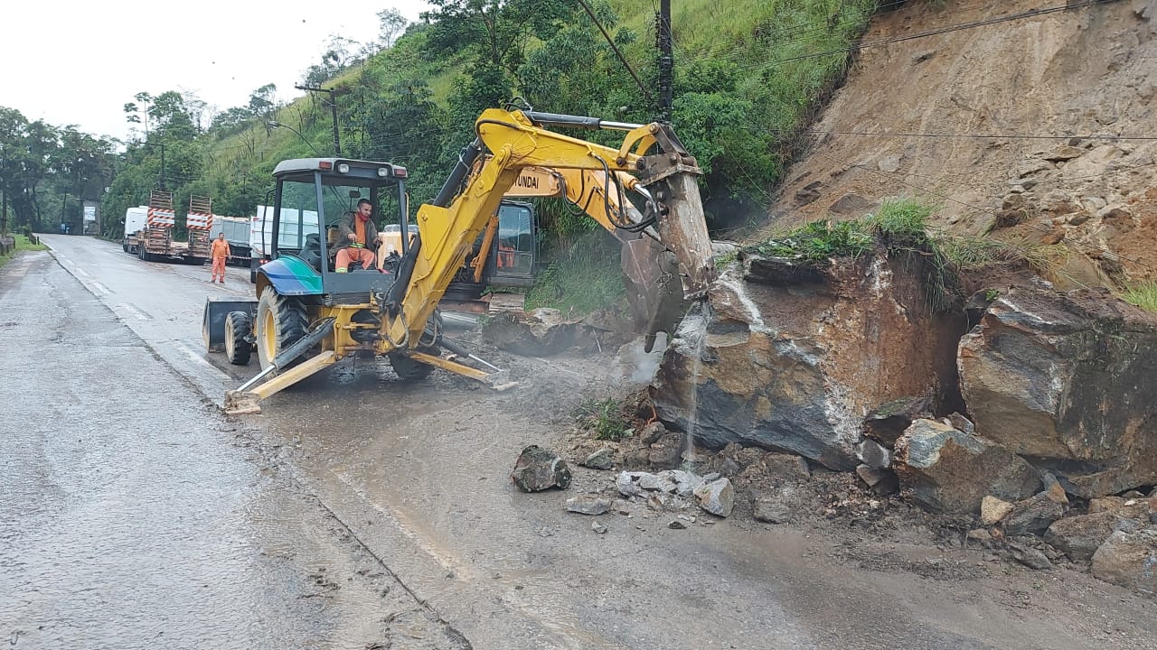 Concer trabalha na retirada de barreira na BR-040