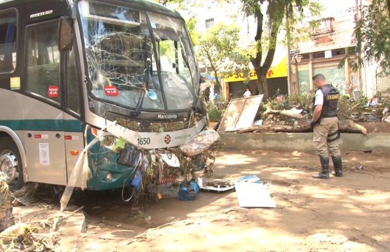 Cerca de 70 ônibus estão retidos ou parados em diferentes pontos de Petrópolis e precisam ser rebocados