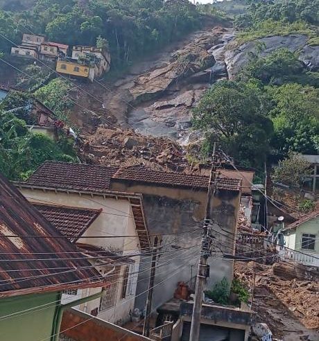 Sobe para 58 número de mortos em Petrópolis