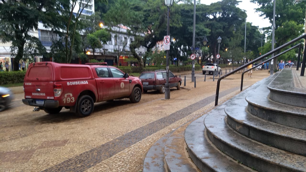 Número de mortos não para de subir em Petrópolis. Cidade já confirmou 120 óbitos