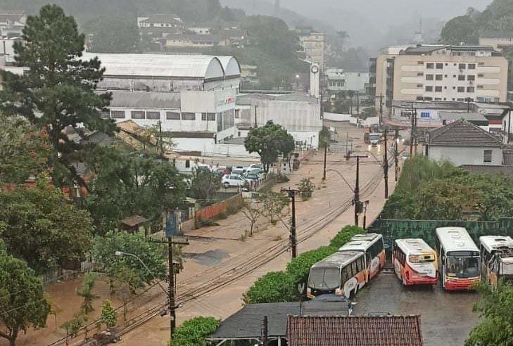 Já são 122 mortos confirmados pela Defesa Civil. Sirenes ficaram acionadas ao longo da noite de quinta-feira por conta da previsão de chuva moderada a forte