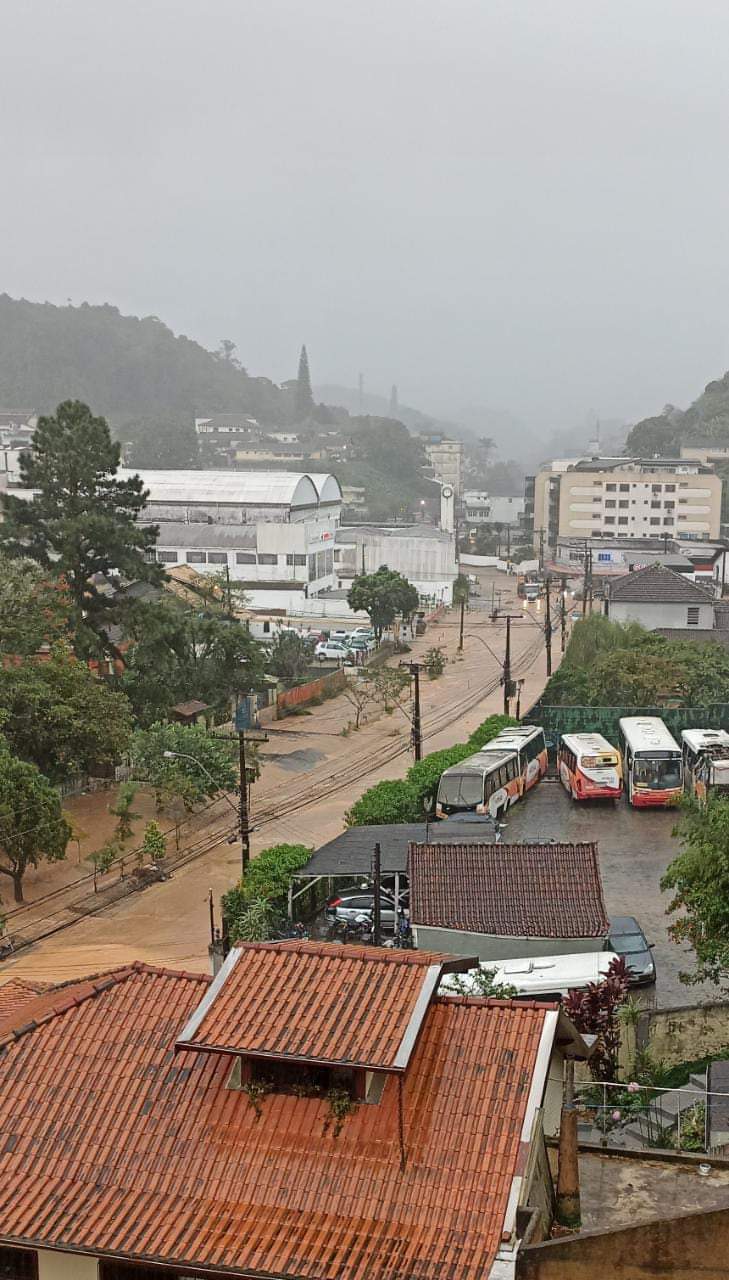 Já são 122 mortos confirmados pela Defesa Civil. Sirenes ficaram acionadas ao longo da noite de quinta-feira por conta da previsão de chuva moderada a forte