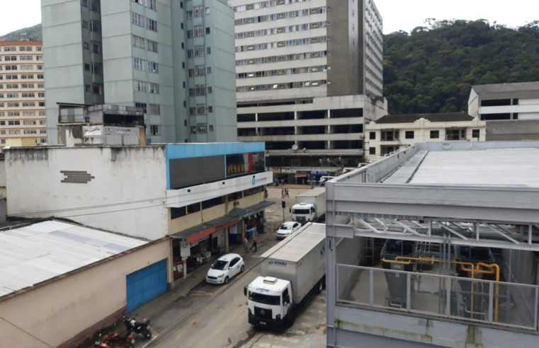 Ao menos 12 ruas ainda estão interditadas. Seis se encontram parcialmente bloqueadas e duas tiveram o sentido da via modificado