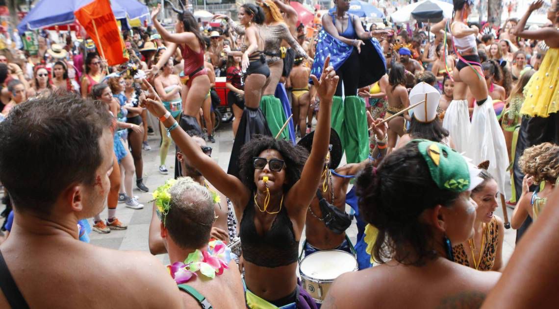 Prefeitura dispersa blocos de carnaval clandestinos no Rio