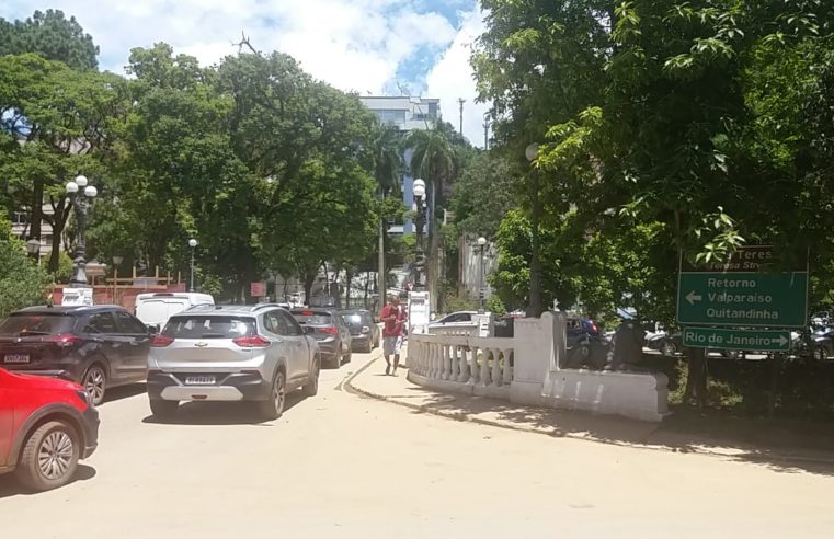População não segue orientações das autoridades e número de carros nas ruas provoca grandes congestionamentos nas principais vias de acesso ao Centro de Petrópolis