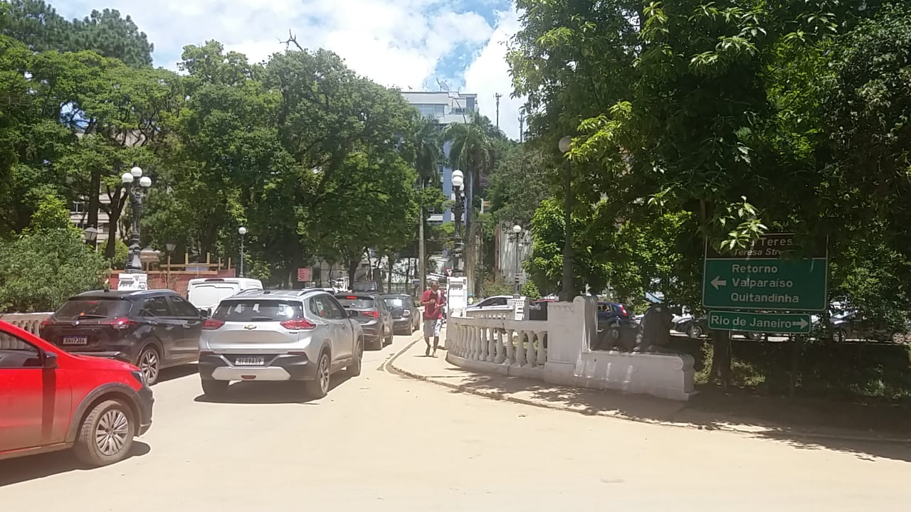 População não segue orientações das autoridades e número de carros nas ruas provoca grandes congestionamentos nas principais vias de acesso ao Centro de Petrópolis