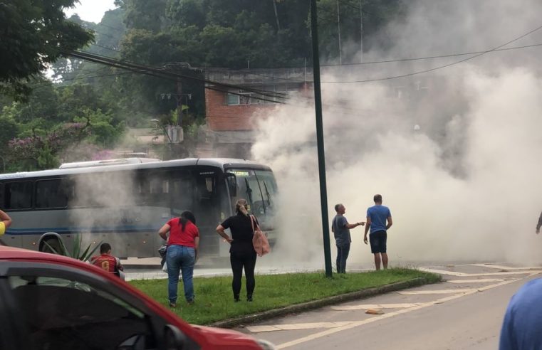 Ônibus pega fogo no centro de Petrópolis