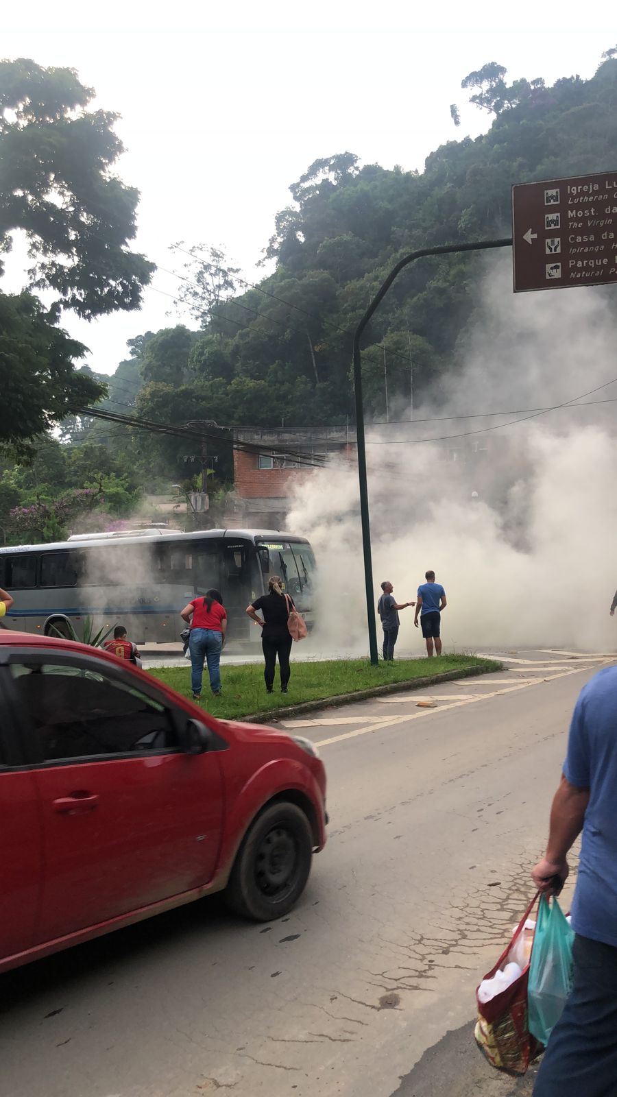 Ônibus pega fogo no centro de Petrópolis
