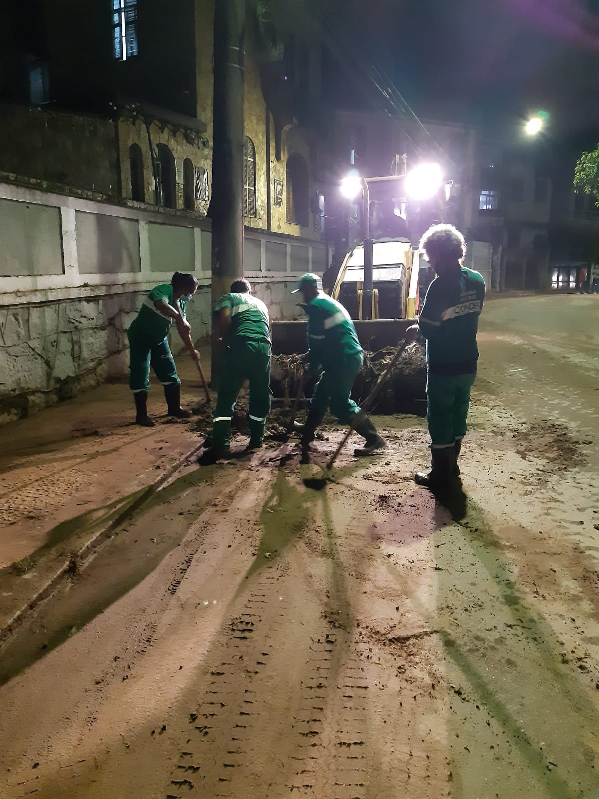 Operação noturna de limpeza conta com mais de 40 máquinas