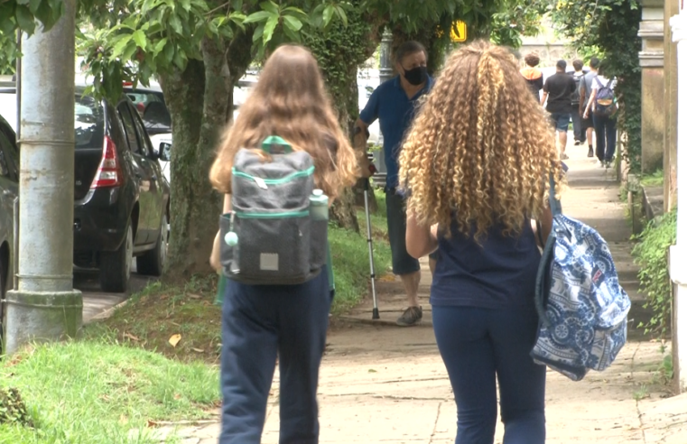 Alunos da rede municipal de Petrópolis retornam às salas de aula nesta segunda-feira