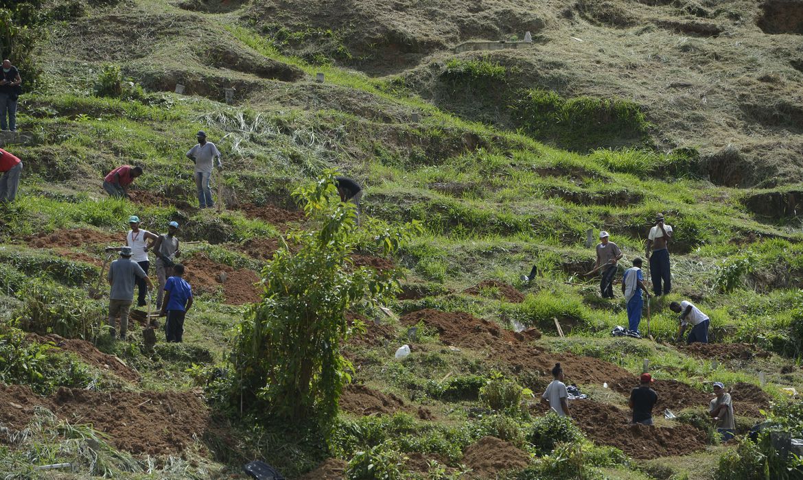Petrópolis: cemitério improvisa covas para receber vítimas da chuva
