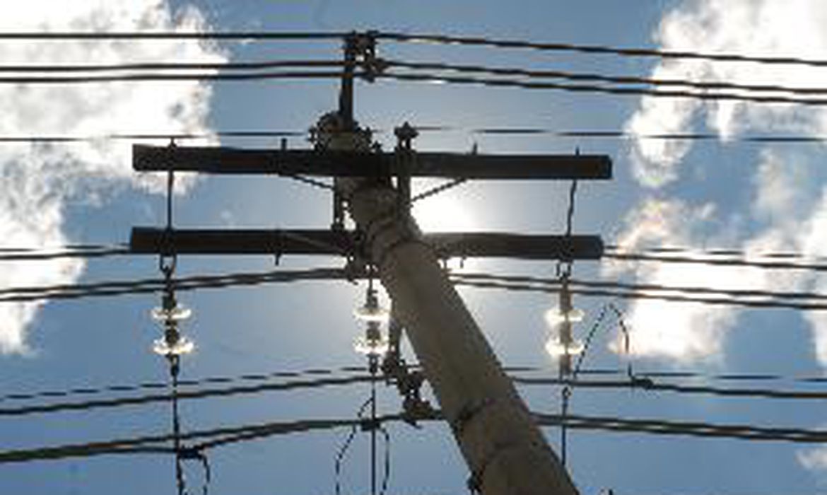 Prefeitura rompe contrato com a empresa de iluminação pública e anuncia contratação emergencial para a continuidade do serviço