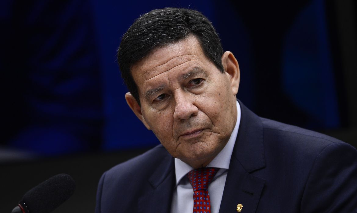 Hamilton Mourão participa de abertura da 33ª Festa Nacional da Uva