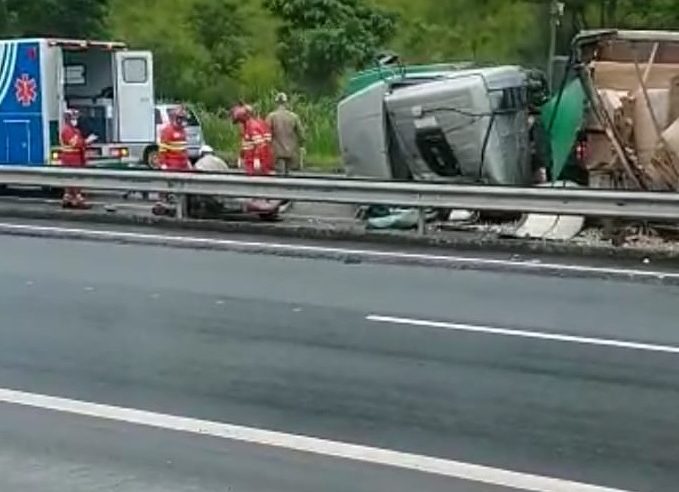 Caminhoneiro é socorrido após sofrer acidente na BR-040, na altura de Itaipava