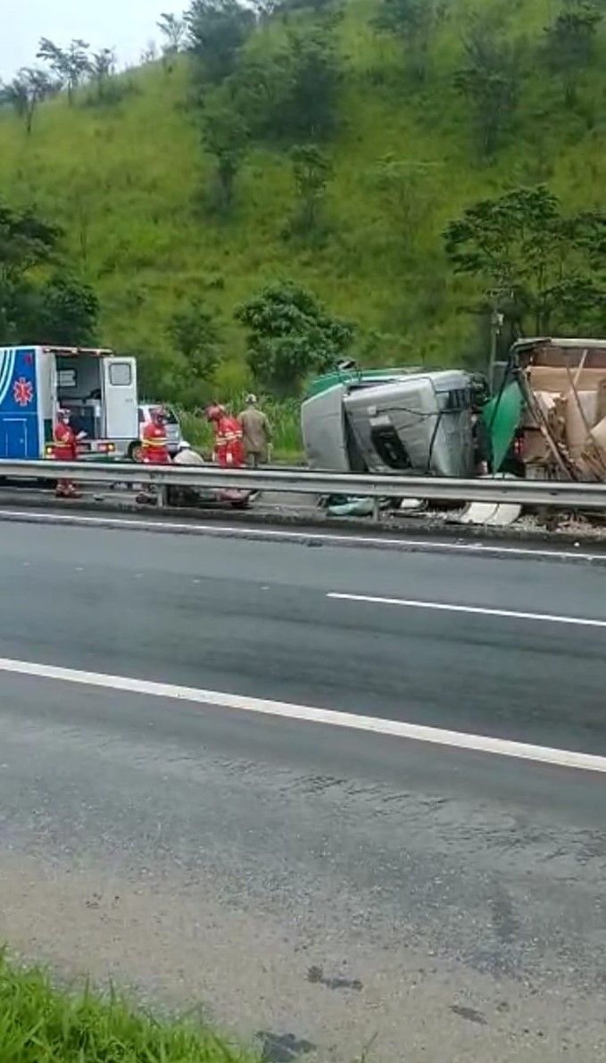 Caminhoneiro é socorrido após sofrer acidente na BR-040, na altura de Itaipava