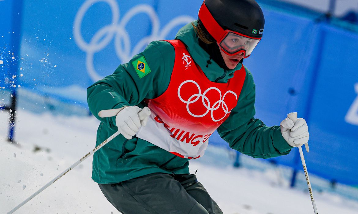 Brasil estreia na Olimpíada de Inverno com esquiadora Sabrina Cass